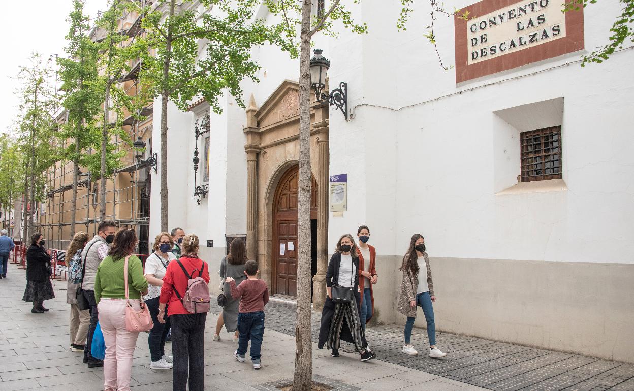 Fieles en la puerta del convento de las Descalzas durante el Martes Santo. 