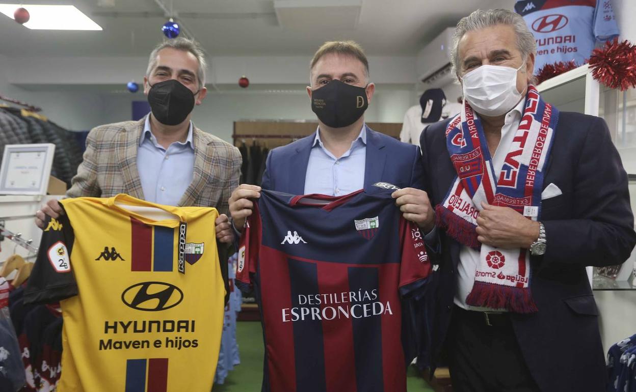 Ramón Robert y Zoran Vekic posan junto a Manuel Franganillo el día su presentación en el Francisco de la Hera. 