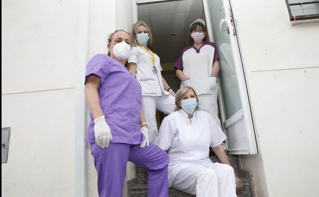 Un año después del encierro, Guadalupe Tomé, Conchi Mateo, Alfonsi Rodríguez y Teresa Mena, trabajadoras de la residencia de Torrequemada.