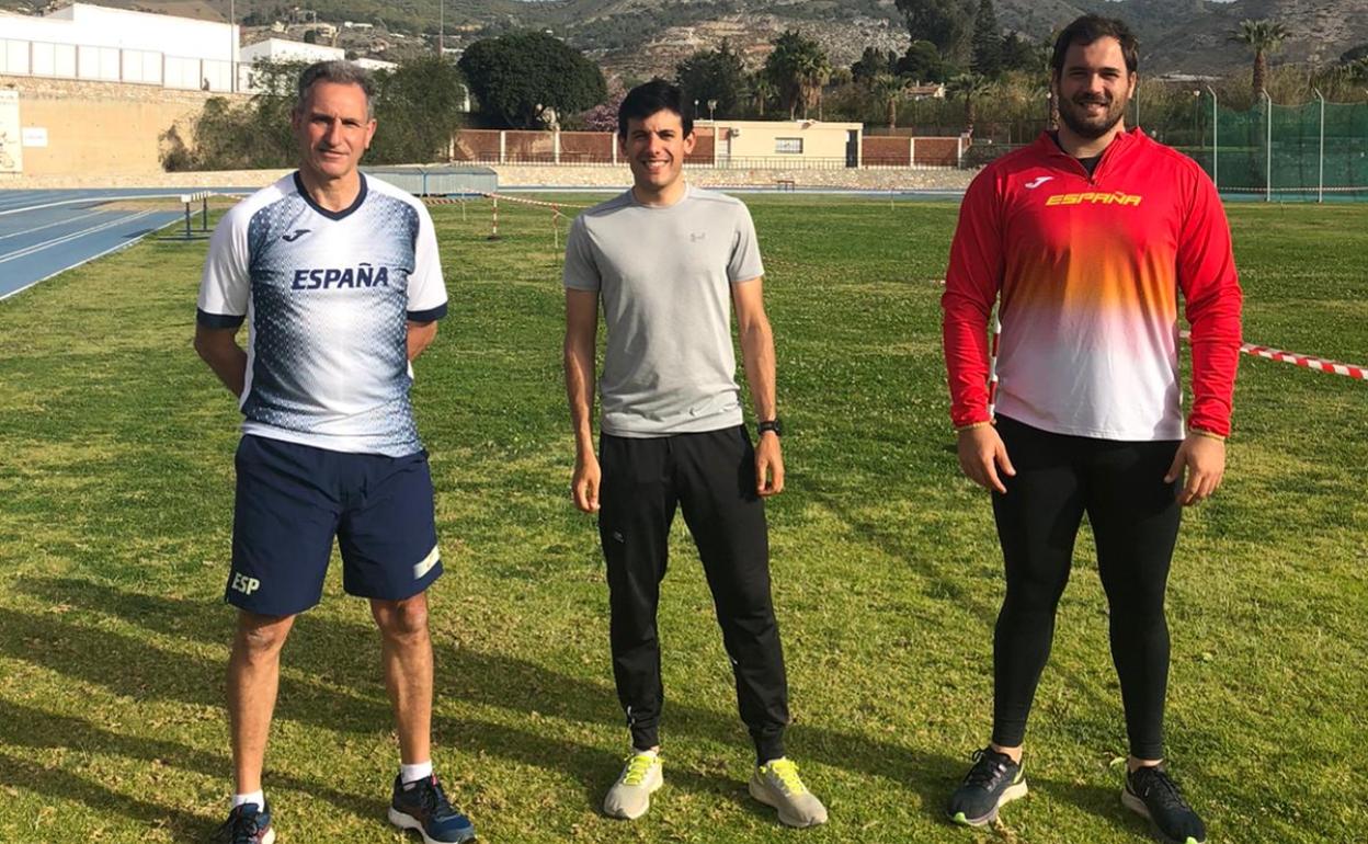 Cienfuegos, junto a su entrenador Antonio Fuentes y el fisio Fernando. 