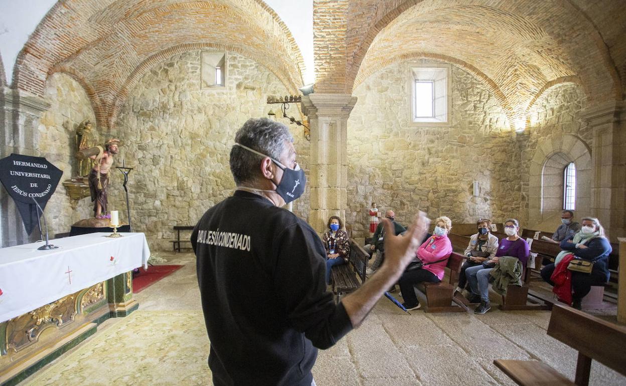 Javier Sellers, miembro de la cofradía de Jesús Condenado, explica a los visitantes detalles de la hermandad. 