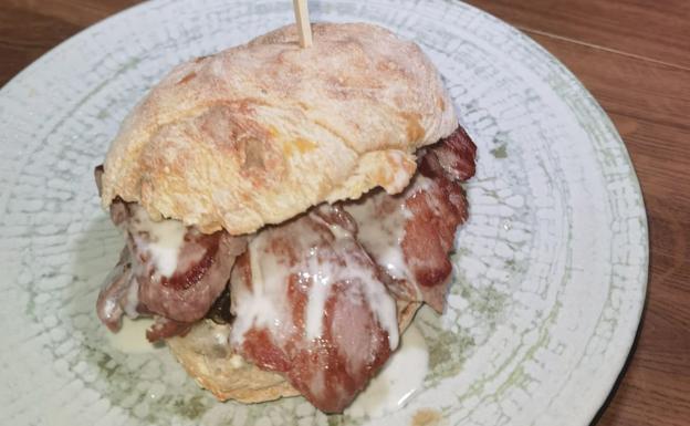 Bocadillo de solomillo ibérico de La Terraza de Carmen.