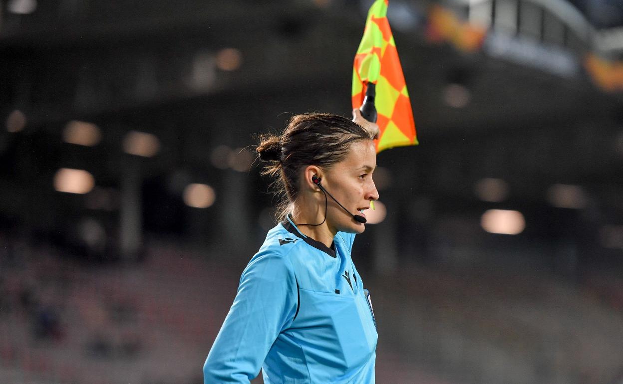 Guadalupe Porras, colegiada extremeña, en un partido de la Europa League. 