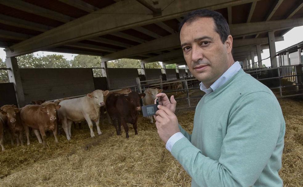 Santos Salgado, socio fundador de Ventum IDC, mostrando algunas de sus aplicaciones. 