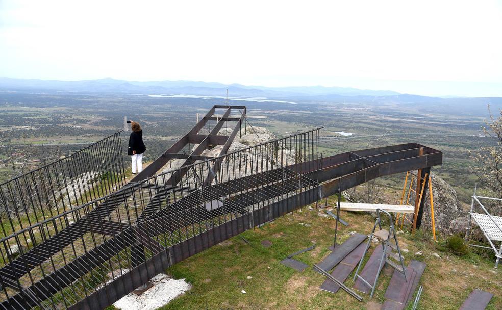 El mirador está a 870 metros de altitud y la previsión es inaugurarlo este mes.