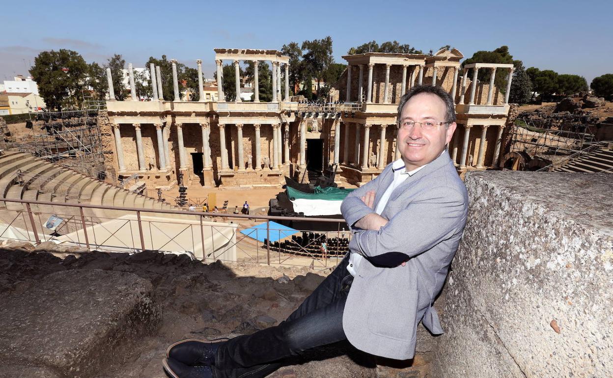 Jesús Cimarro, director de Pentación y del Festival de Teatro de Mérida desde 2012, en el Teatro Romano emeritense. 