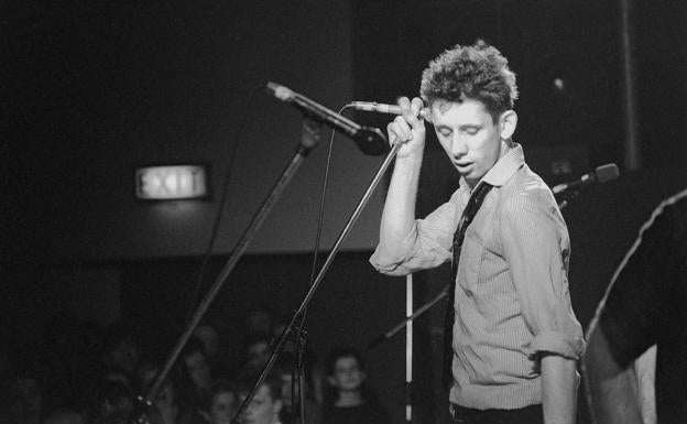 Shane MacGowan al frente de los Pogues en una imagen de 'Crock of Gold'.