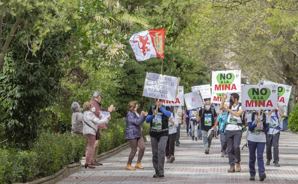 Miembros de Salvemos la Montaña en el inicio de su marcha a Mérida el 26 de marzo. 