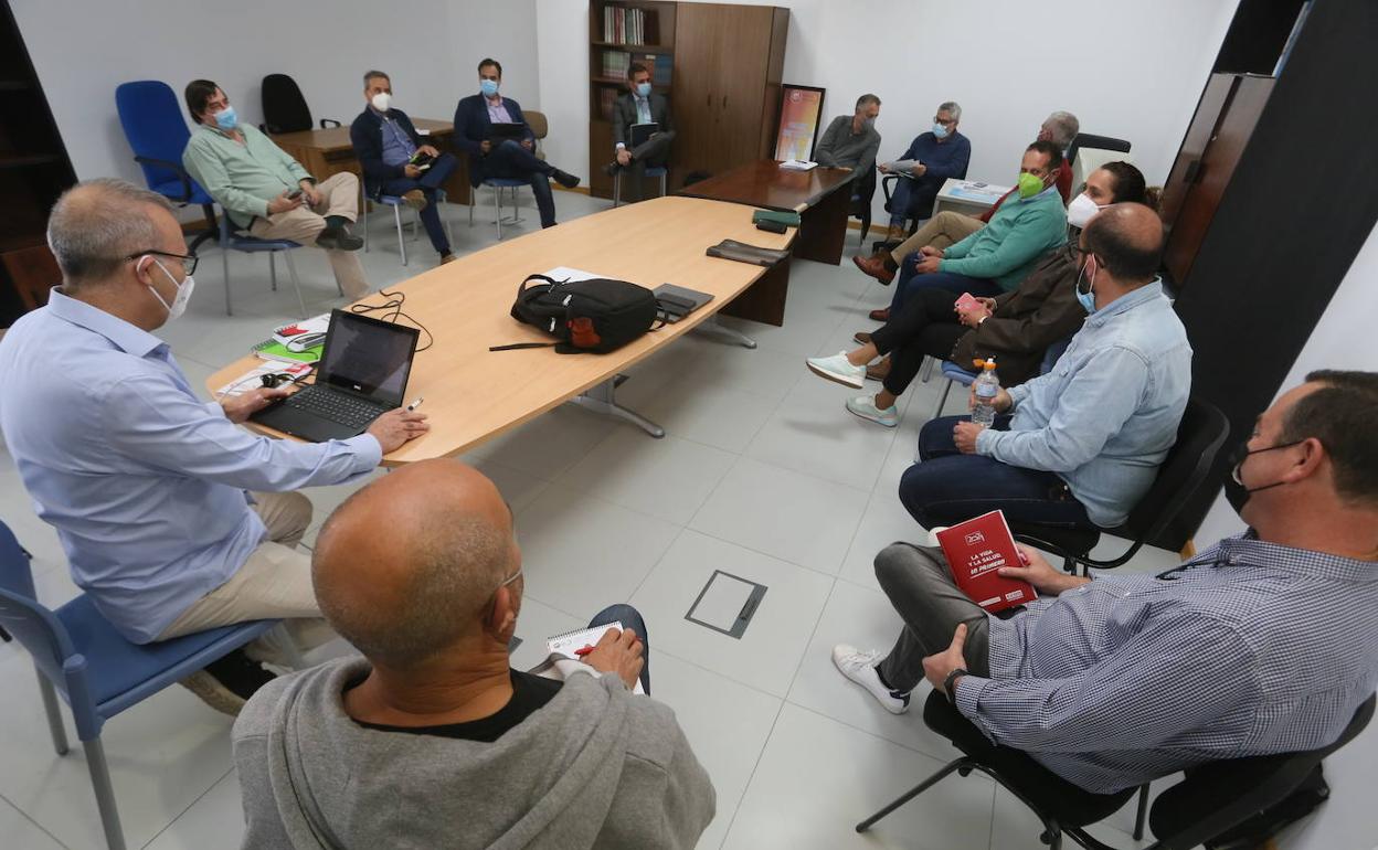 Integrantes de la mesa negociadora del convenio del campo, ayer, en la sede de UGT en Mérida. 