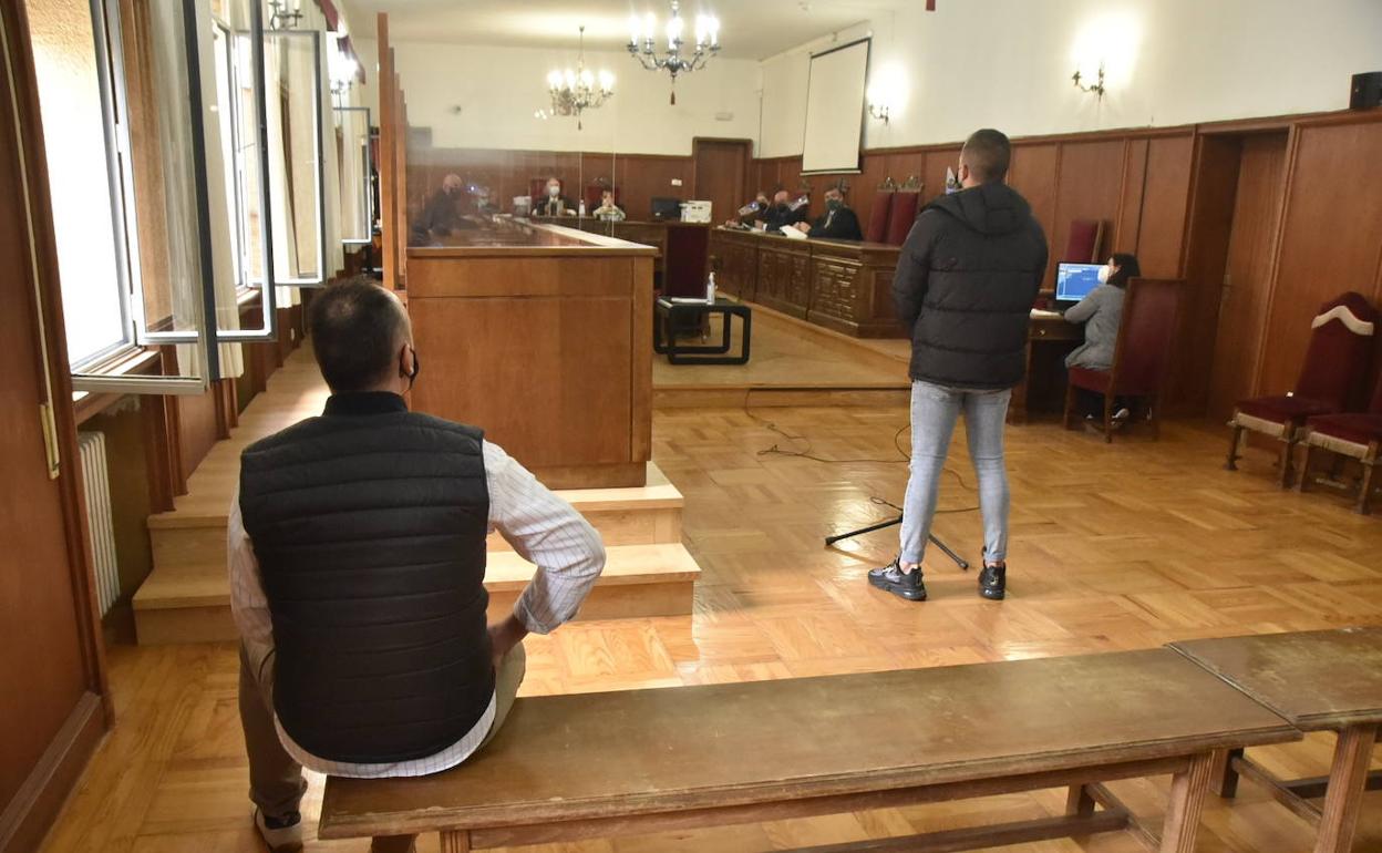 Manuel M. permanece sentado en el banquillo mientras escucha la declaración Daniel M.