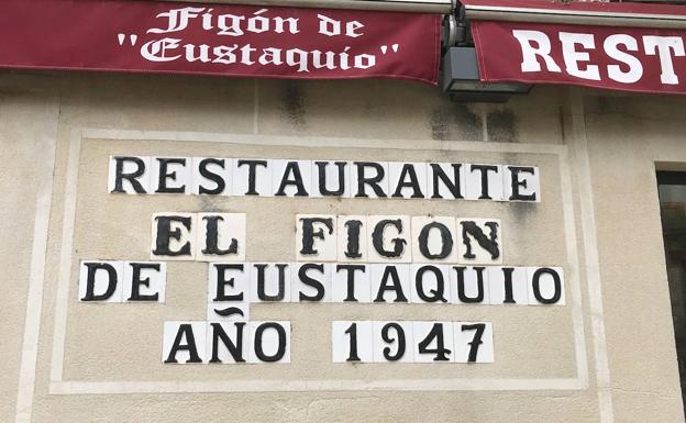 Grabado en la fachada que señala la fecha de inauguración.