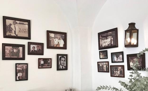 Fotos históricas colocadas en la pared del vestíbulo de El Figón.