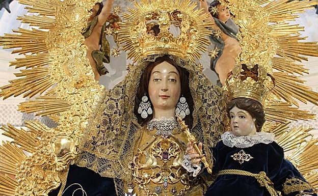 Nuestra Señora Santa María de los Remedios vestida para las fiestas patronales
