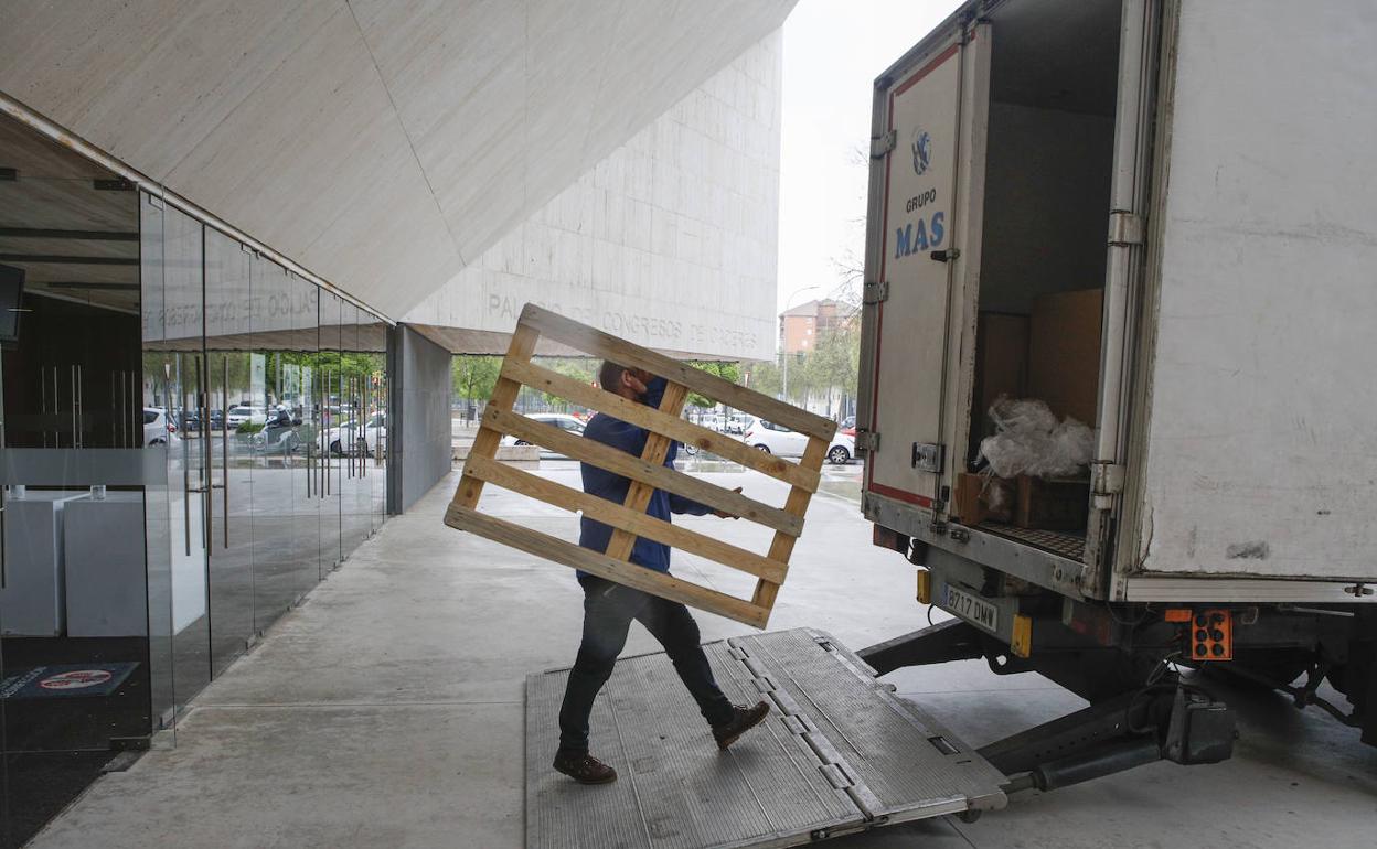 Preparativos para el inicio de la vacunación el próximo lunes en el Palacio de Congresos de Cáceres. 