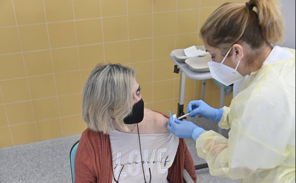 Vacunando con AstraZeneca en Badajoz el jueves, un día después de que se prohibiera en menores de 60.