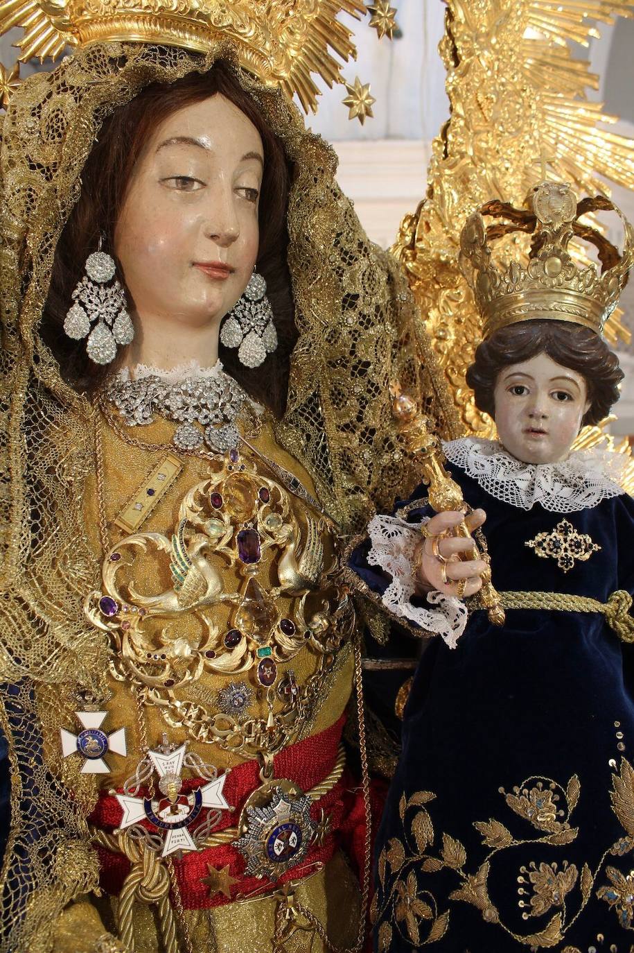 Nuestra Señora Santa María de los Remedios vestida para las fiestas patronales