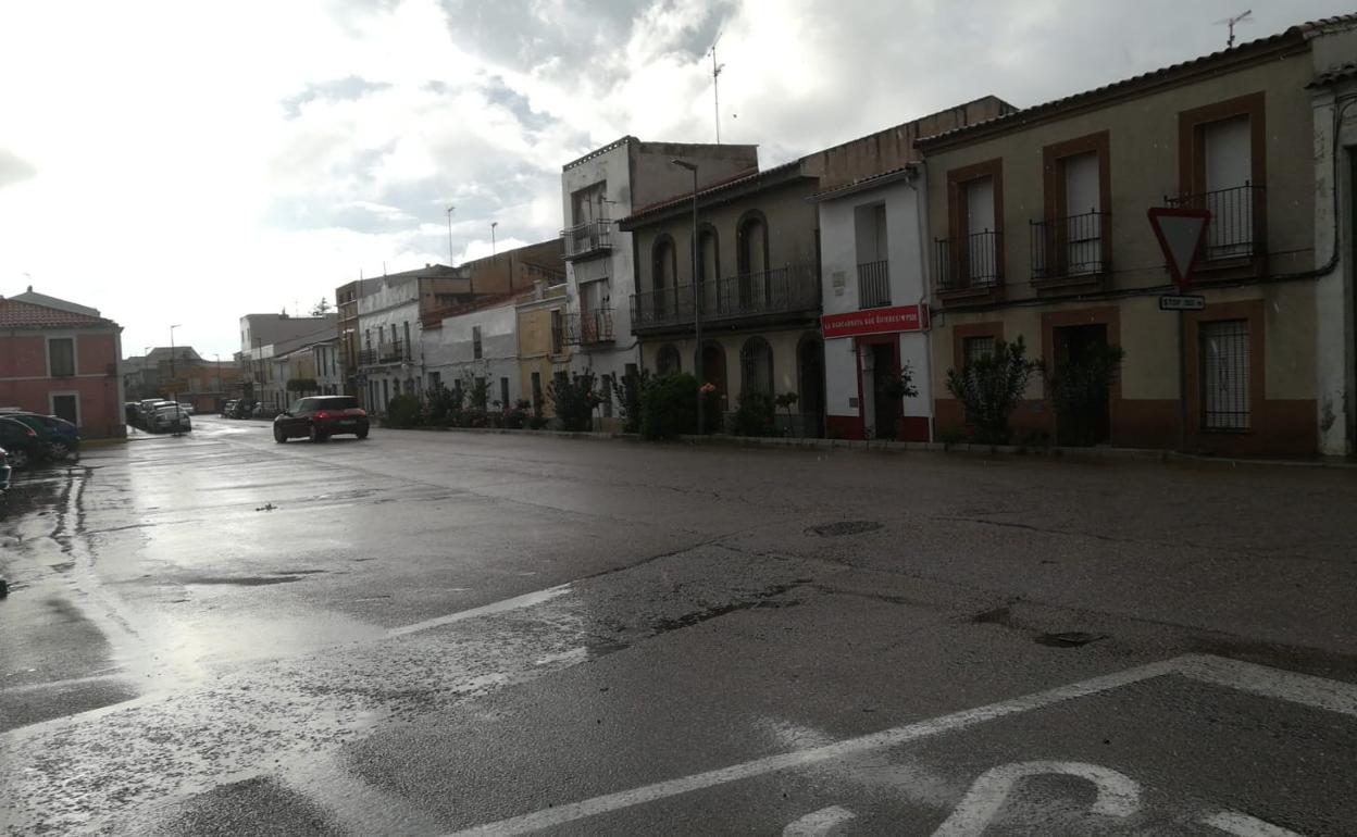 Cielo gris y suelo mojado por la lluvia caída este sábado en Barcarrota. 