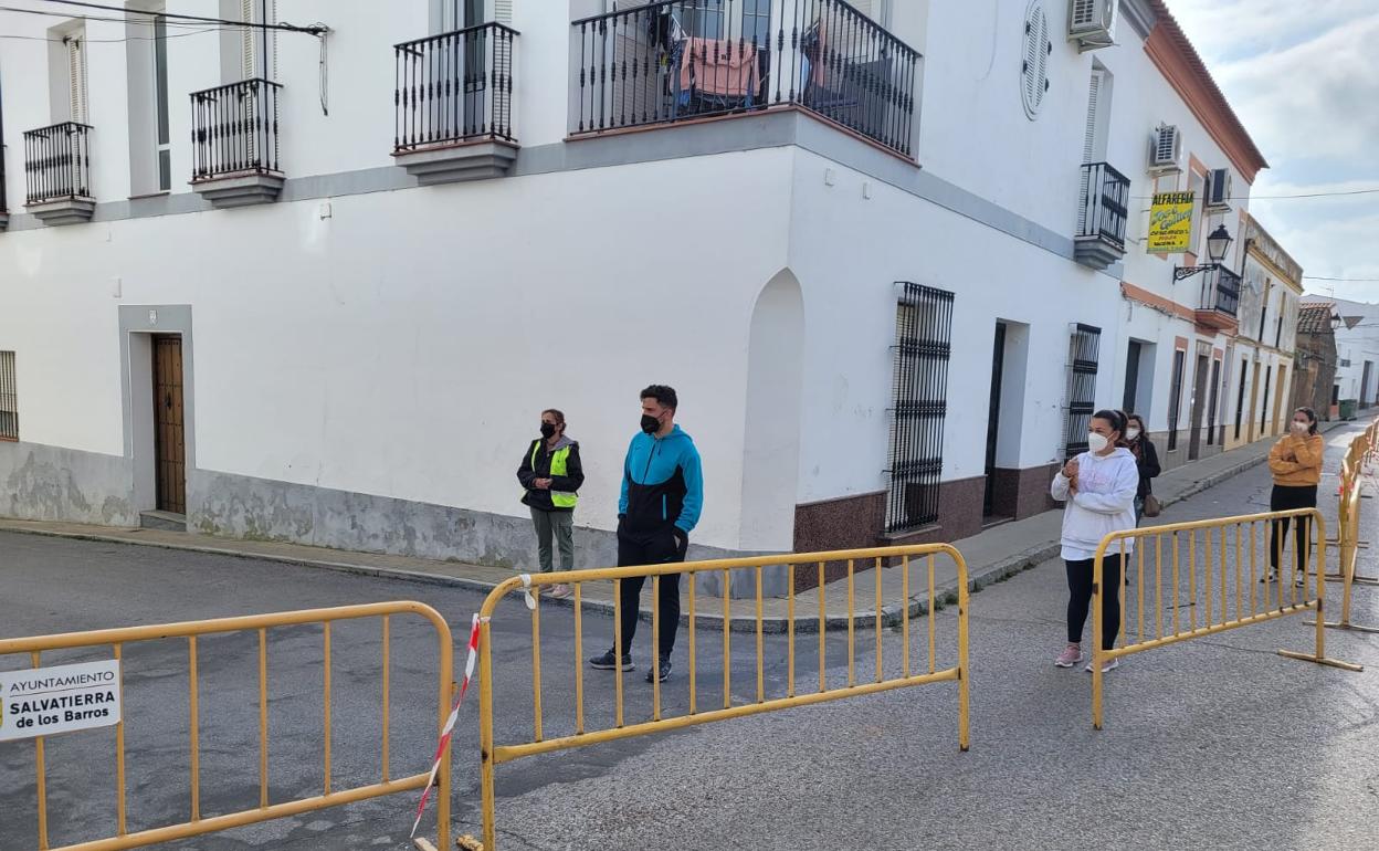 Vecinos de Salvatierra en el cribado masivo de ayer viernes.