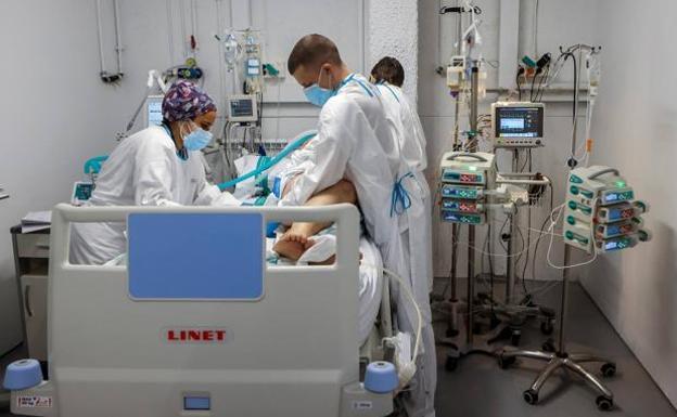 Los contagios se mantienen por encima del centenar en la región y muere un hombre de 67 años en Cáceres