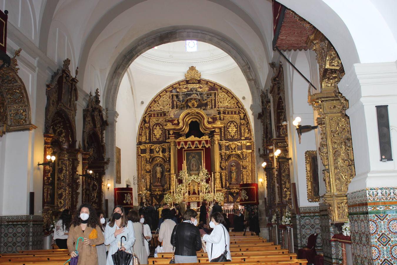 Vecinos saliendo de la Iglesia de Santa María el Domingo de Milagros
