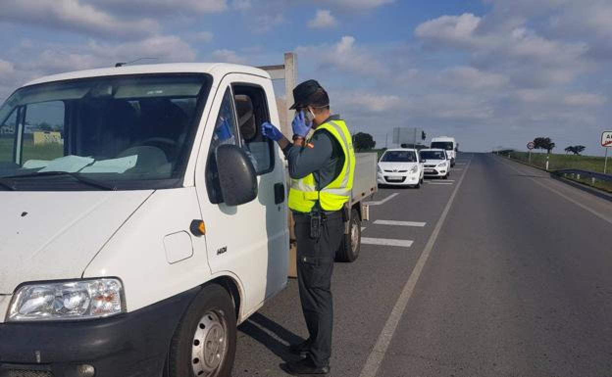 La Guardia Civil controla ya las salidas y las entradas de Arroyo de la Luz en marzo de 2020.