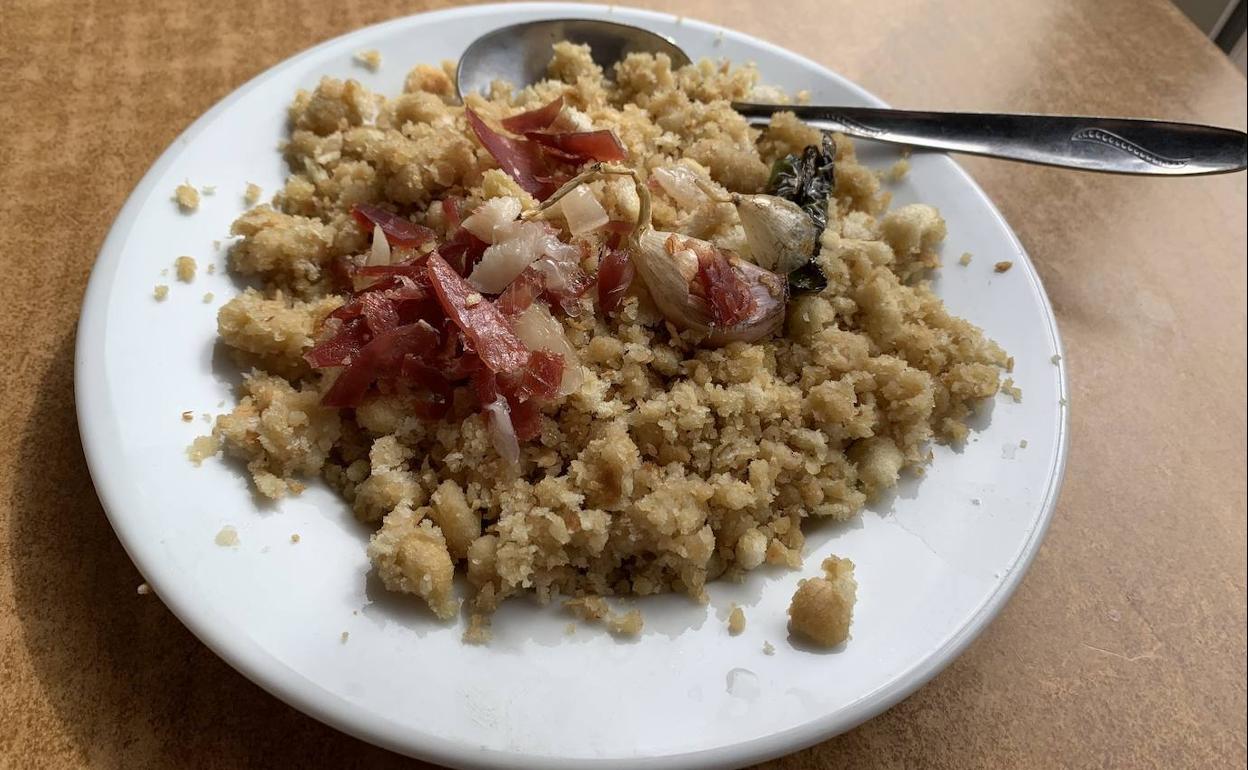 Ración de migas del café El Velador en Badajoz 