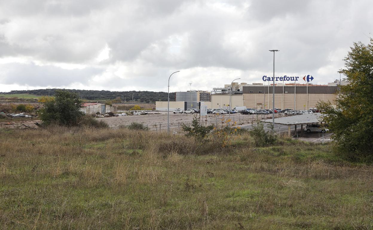 Terrenos en los que se proyecta el parque de medianas superficies, junto a la antigua N-630. 