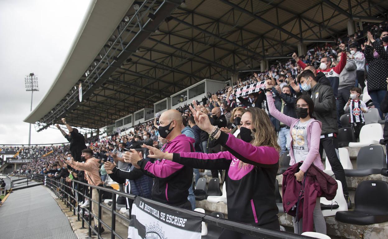 La afición blanquinegra disfrutó con la victoria del Badajoz ante el Castilla.