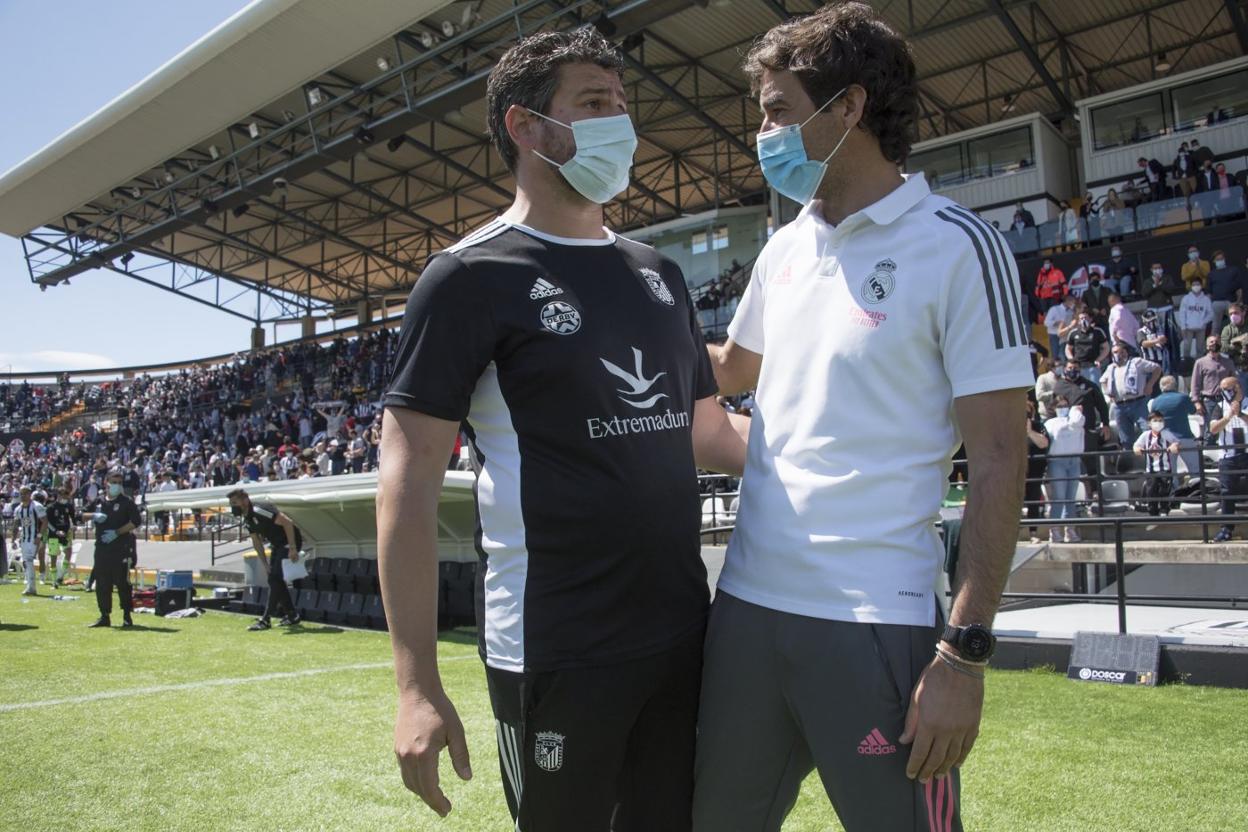 Fernando Estévez intercambia impresiones con Raúl González tras el pitido final del Badajoz-Castilla en el Nuevo Vivero. 