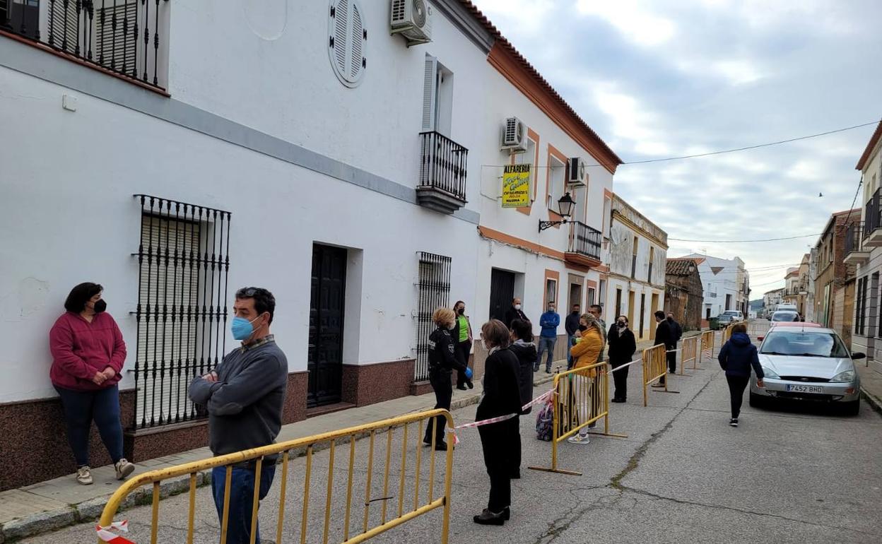 Personas para hacerse la prueba PCR esta mañana en Salvatierra. 