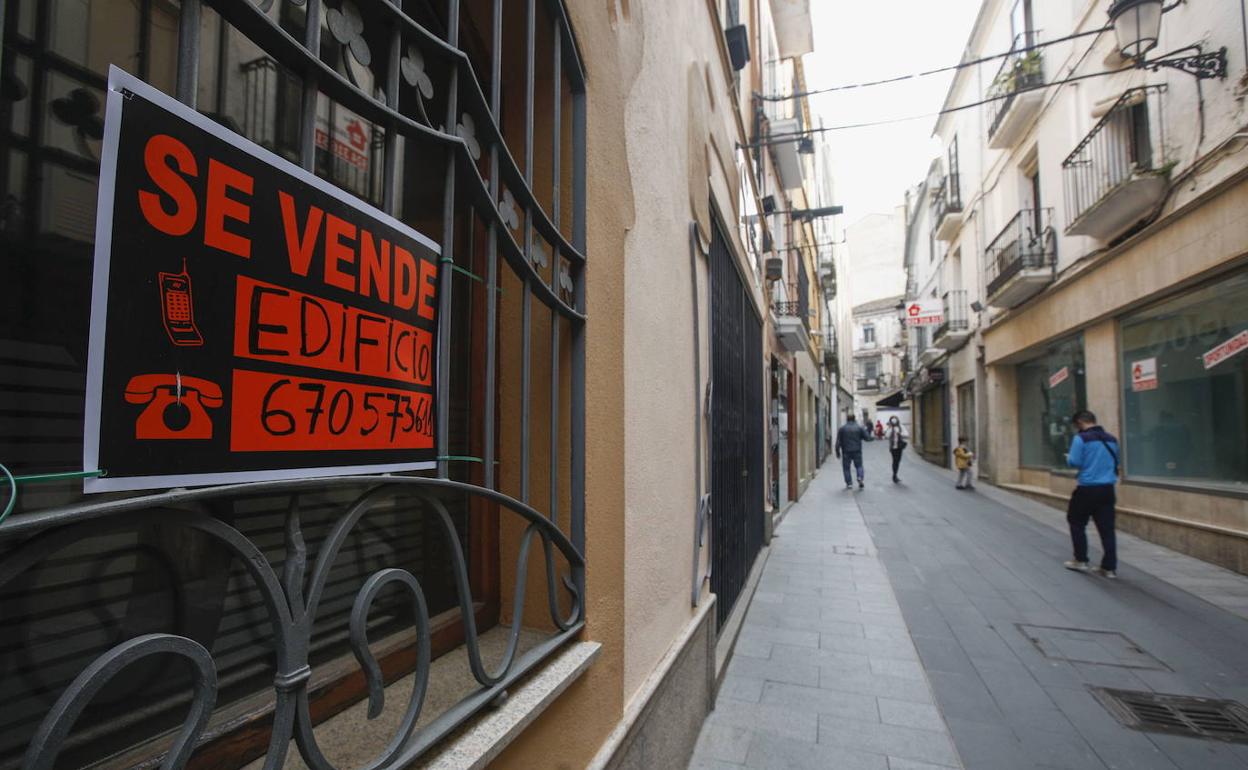 Cartel colocado en una de las ventanas del edificio, en la calle Moret. 