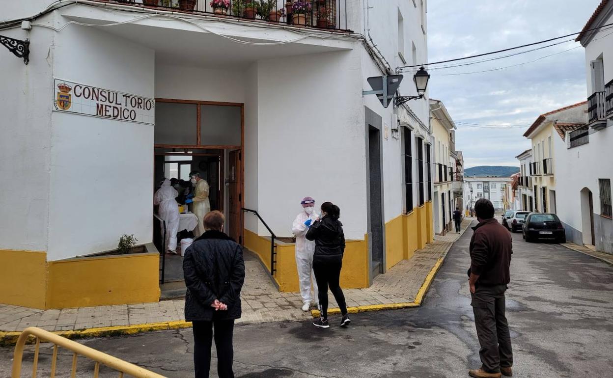 Imagen del cribado masivo esta mañana en Salvatierra de los Barros. 