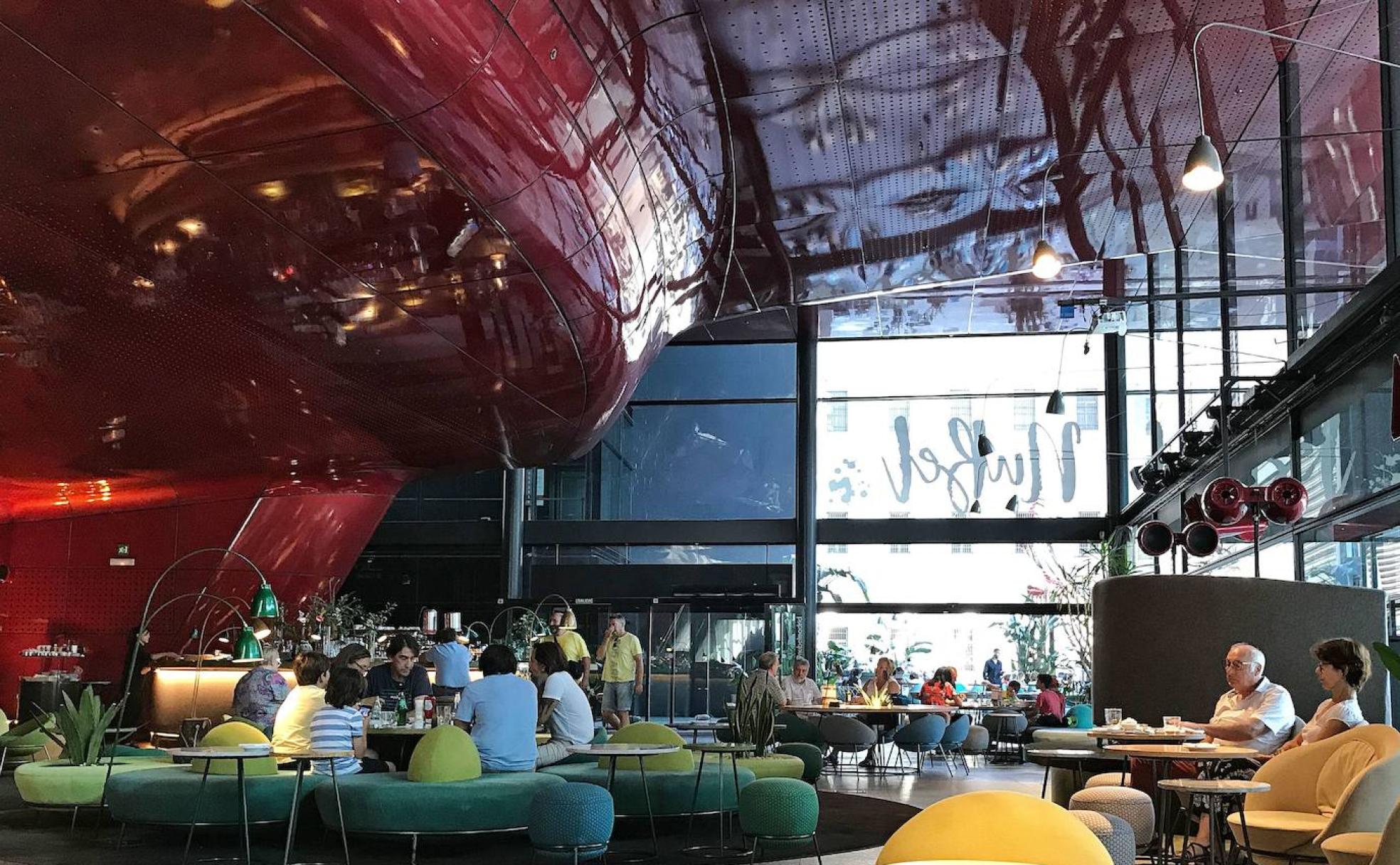 Interior de la cafetería Nubel del Centro de Arte Reina Sofía de Madrid. 
