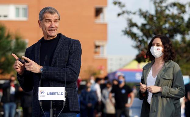 Toni Cantó y Díaz Ayuso, en un acto de campaña este miércoles. 