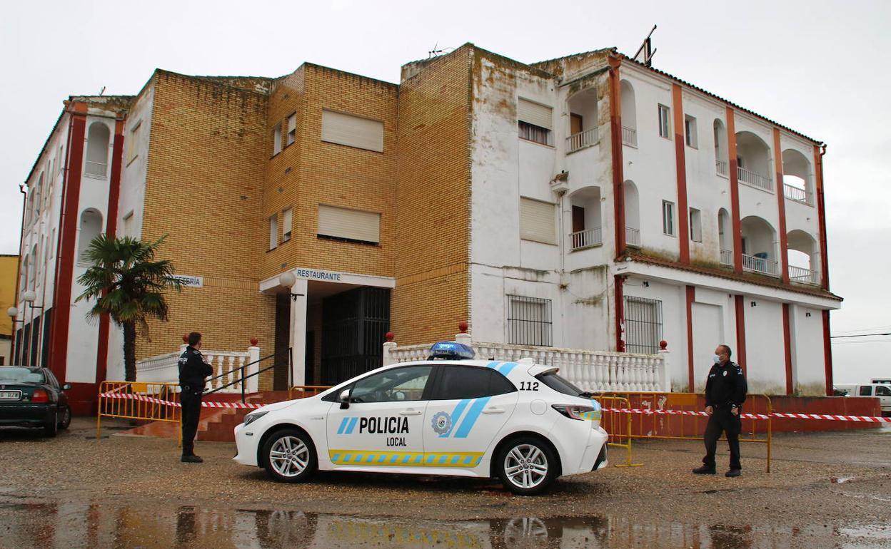 Hotel en la zona de Navalvillar de Pela en el que están aislados los esquiladores.