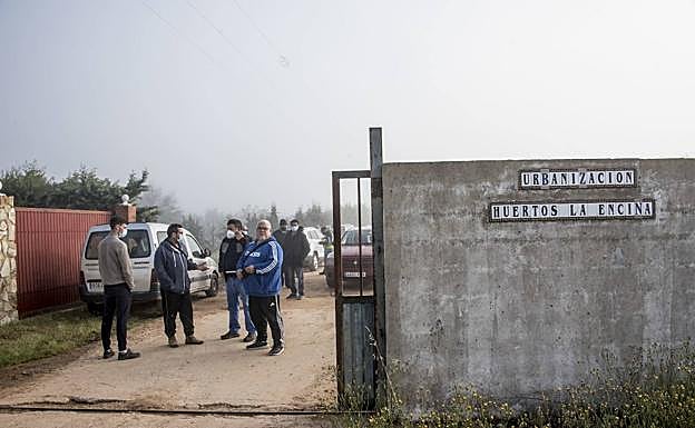 Vecinos de Los Rostros se concentraron a primera hora del lunes para impedir los derribos en Los Rostros. 