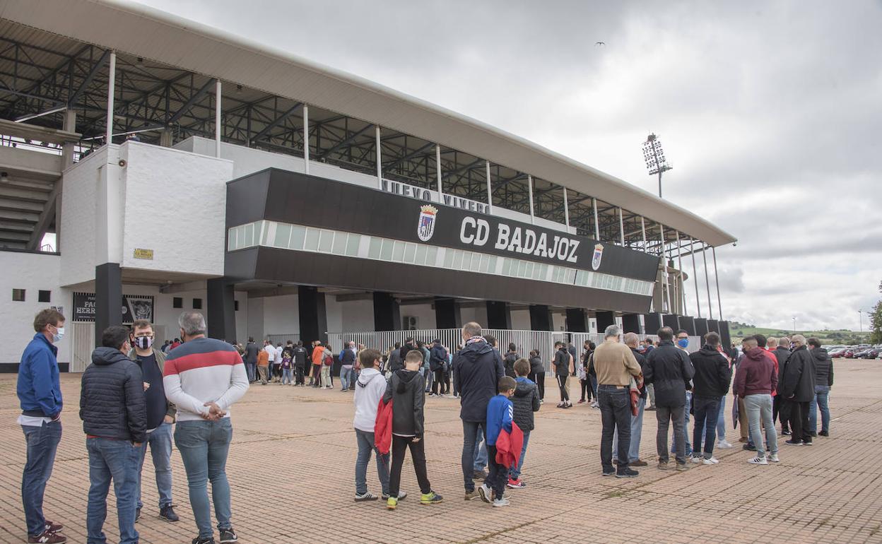 Colas en el Nuevo Vivero para acceder al último partido del Badajoz ante el Real Madrid Castilla. 