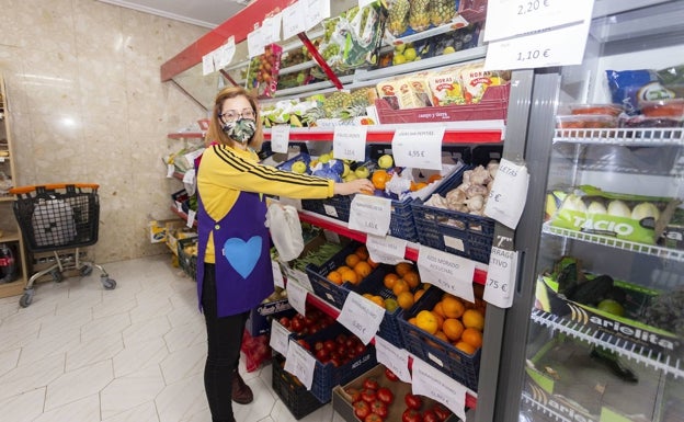 Marisa Pulido colocando la fruta en el supermercado que trabaja.