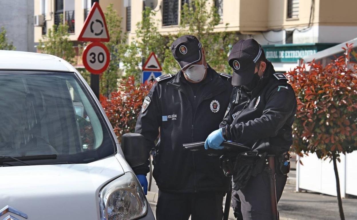 Agentes de la Policía Local de Talavera la Real. 