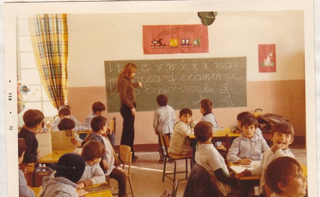 Así era una clase de El Madruelo en la década de los setenta. La foto forma parte del cuaderno elaborado por Guadalupe Pastor, que hizo prácticas de Magisterio en el colegio de la calle Tenerías en esa época. 