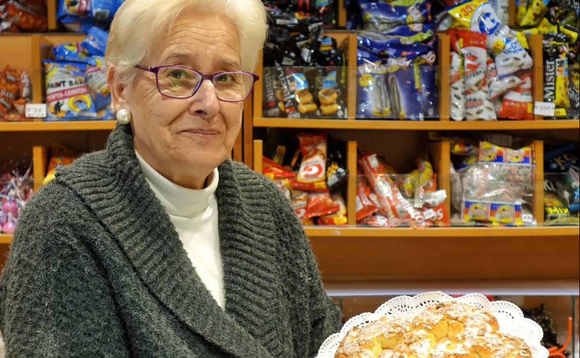 Tomasa Pitel, con uno de sus bollos turcos. 