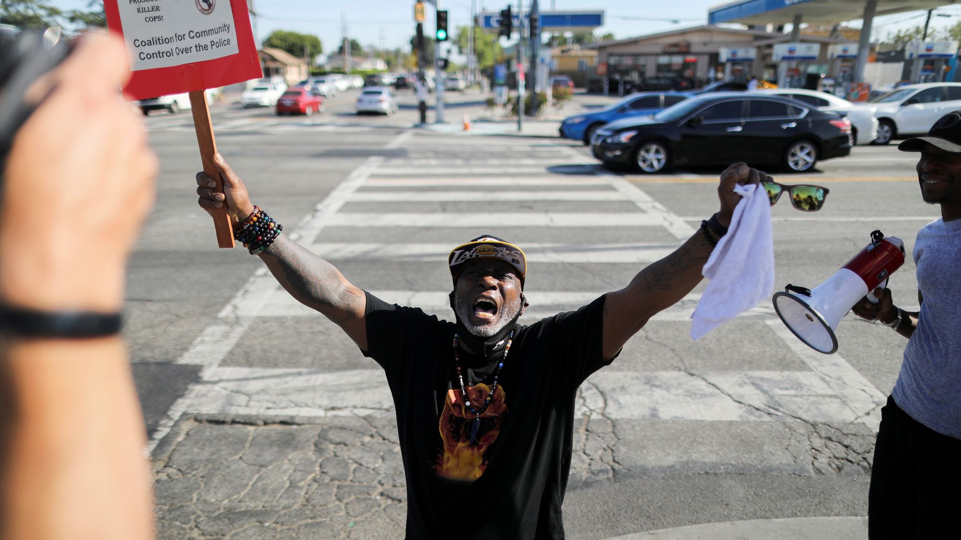 Un hombre celebra el veredicto del 'caso Floyd'