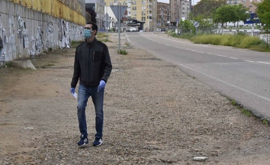Un pacense anda por la avenida de Ricardo Carapeto, en el tramo sin aceras.