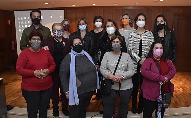 Imagen principal - Presentación del corto 'Cuando nadie me ve'; Graduadas en el colegio PuertaPalma; y presentación de los eventos de la Eurociudad.