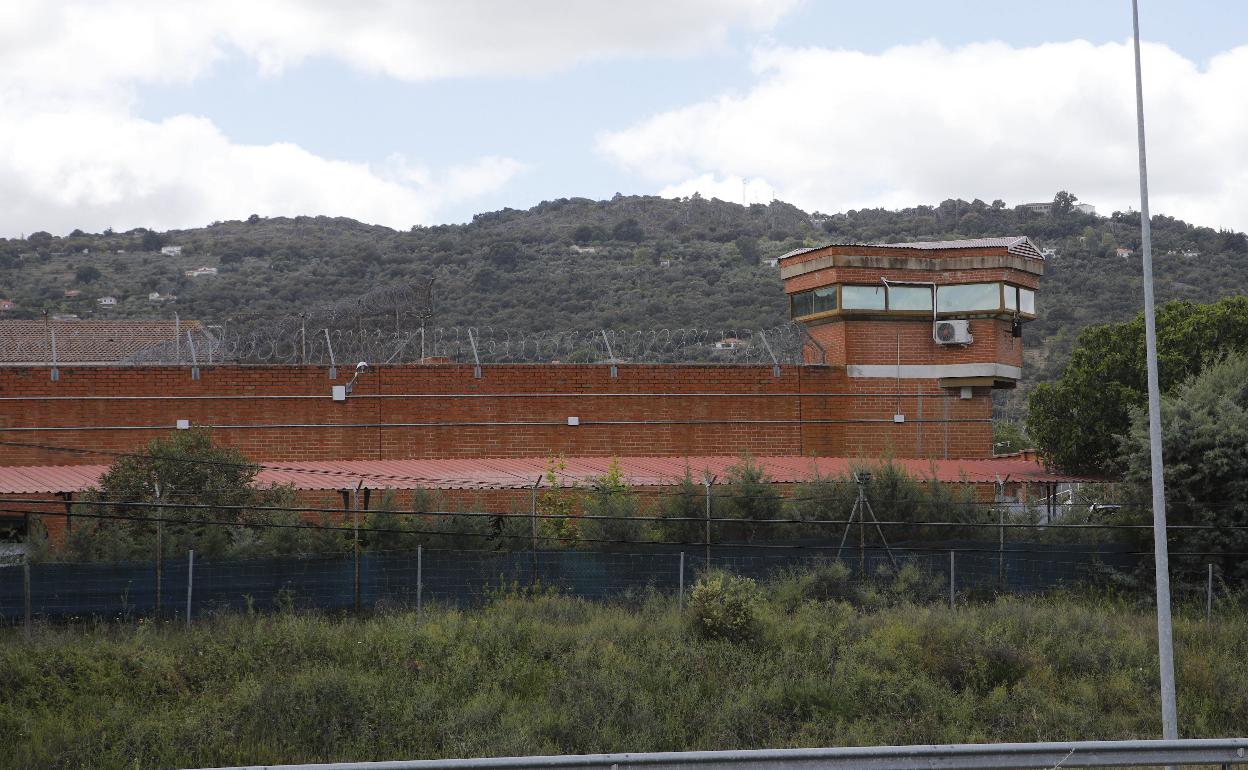 El hijo está en la cárcel de Cáceres esperando a ser juzgado. 