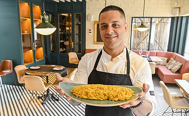Kini Silva muestra el bacalao de Carnívora.