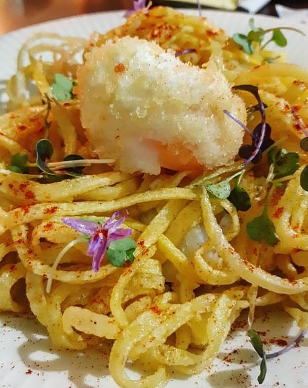 El bacalao de El Laurel lleva un huevo cocinado a baja temperatura.