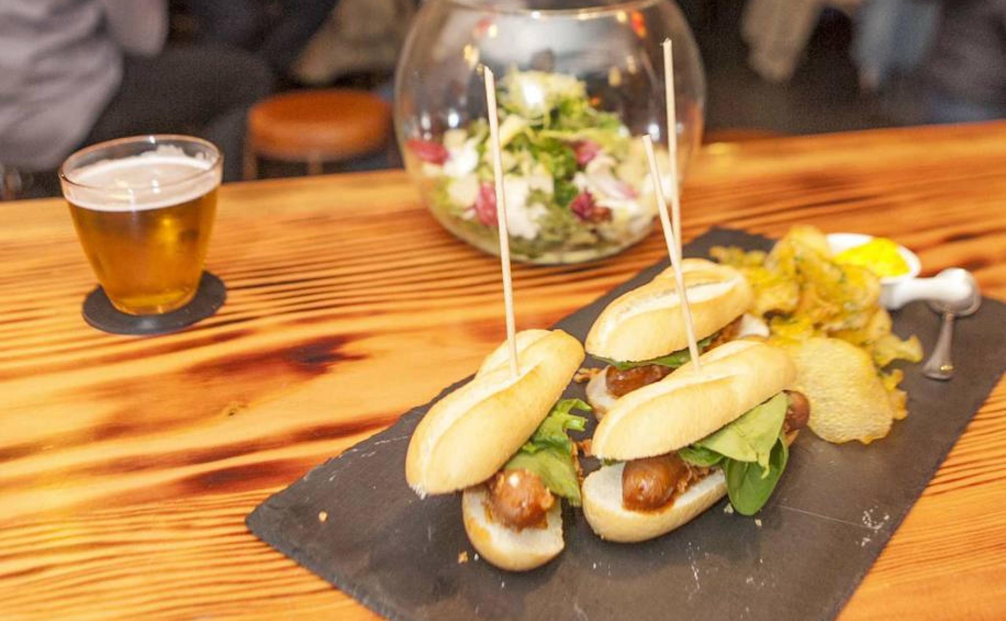 Perhaps: «Una fiesta gastronómica completa»