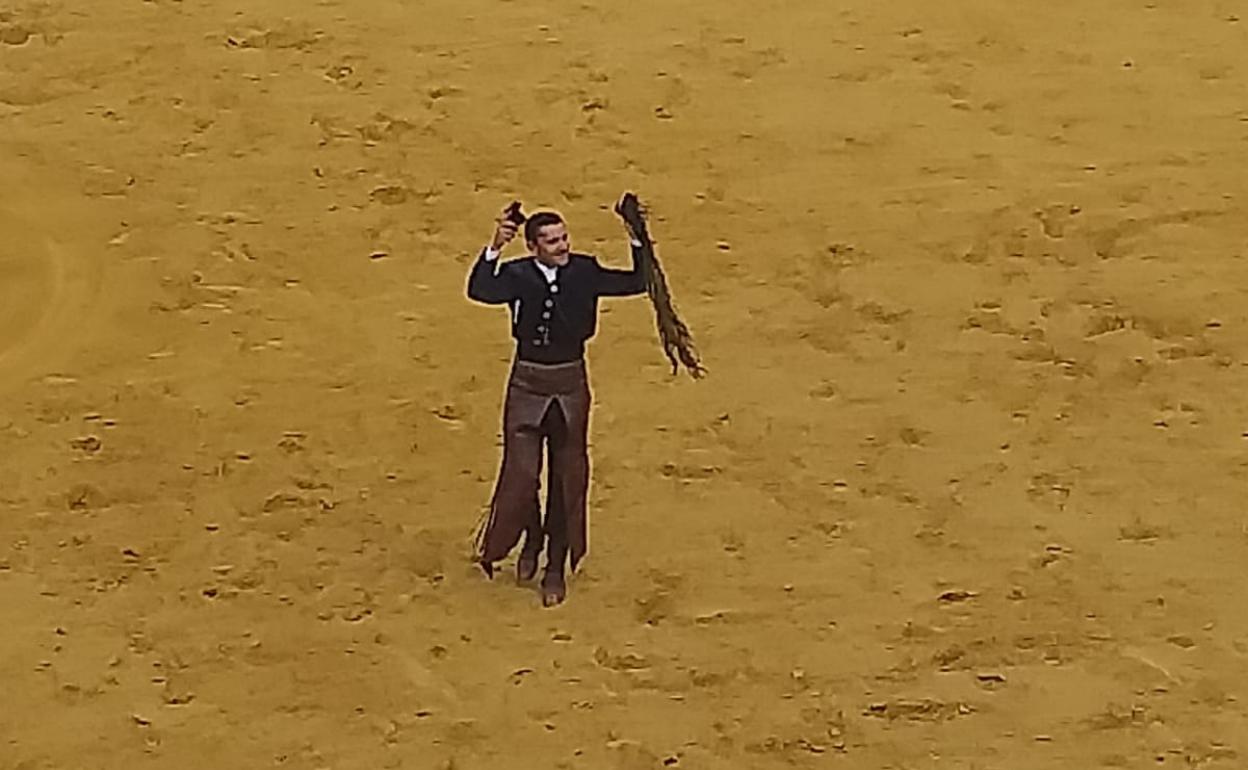 Diego Ventrua cortó dos orjas y rabo a su segundo toro de la tarde.