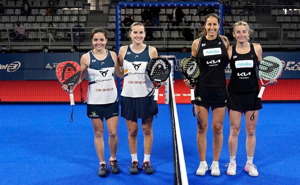 Paula Josemaría y Ariana Sánchez junto a Gemma Triay y Alejandra Salazar antes de la final. 